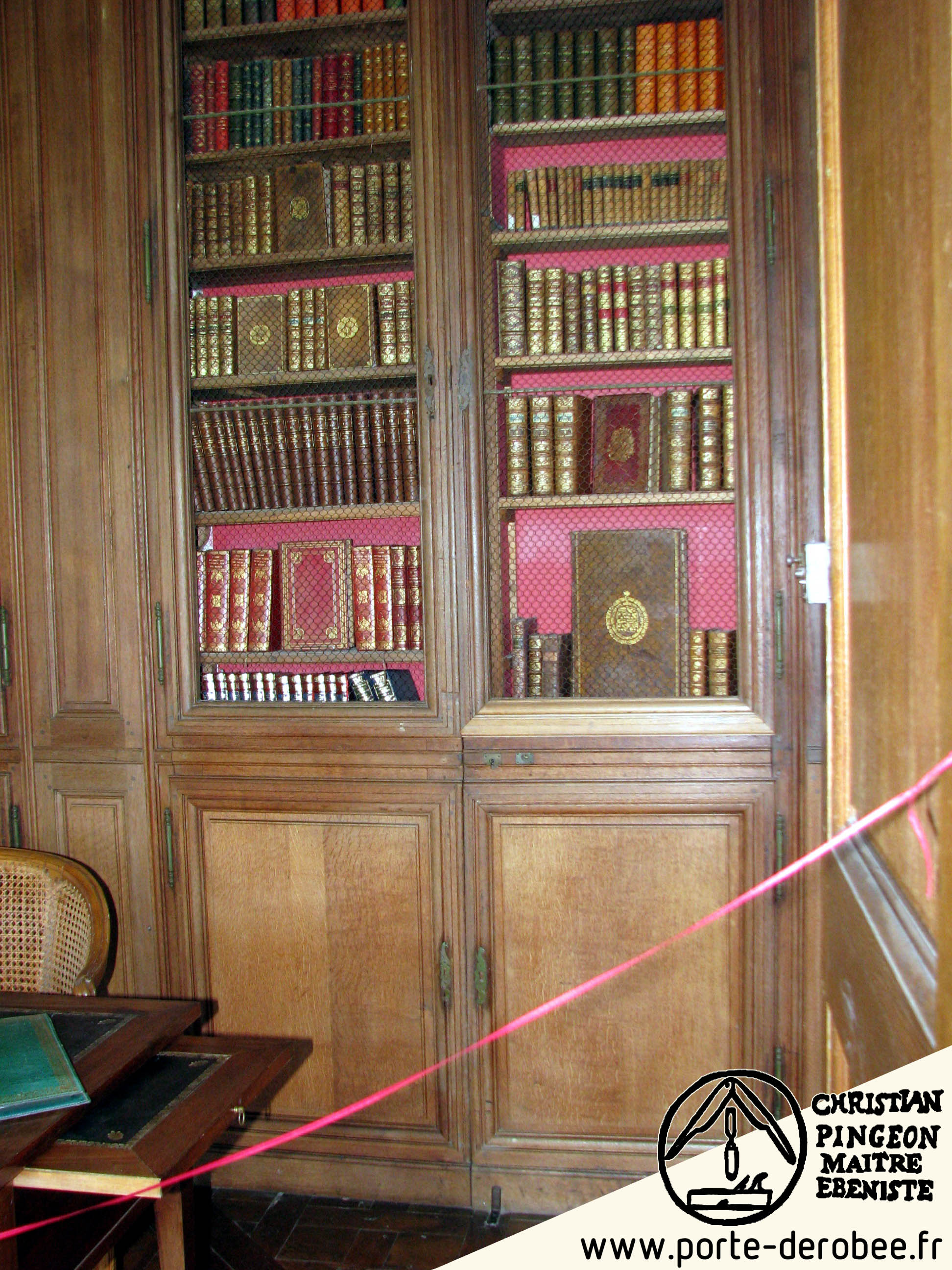 portes drobes dans une bibliothque d'un chteau de Seine et Marne