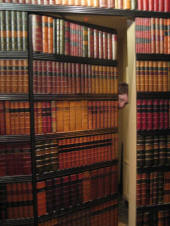 Porte dérobée dans une bibliothèque formée de jolis dos de livres